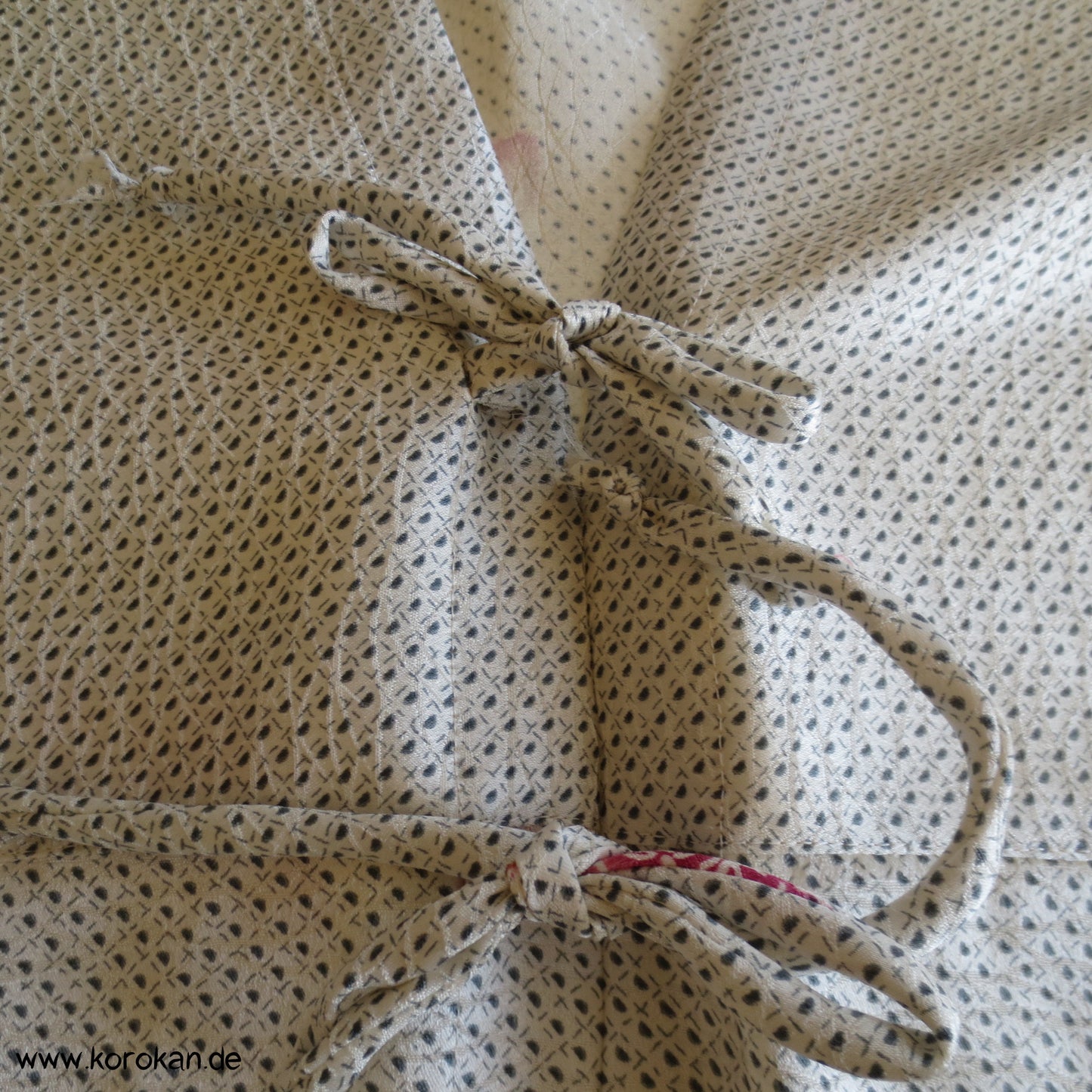 Kimono Seidendamast Bindeband Bluse mit kleinen Fächern über Kanoko Dots