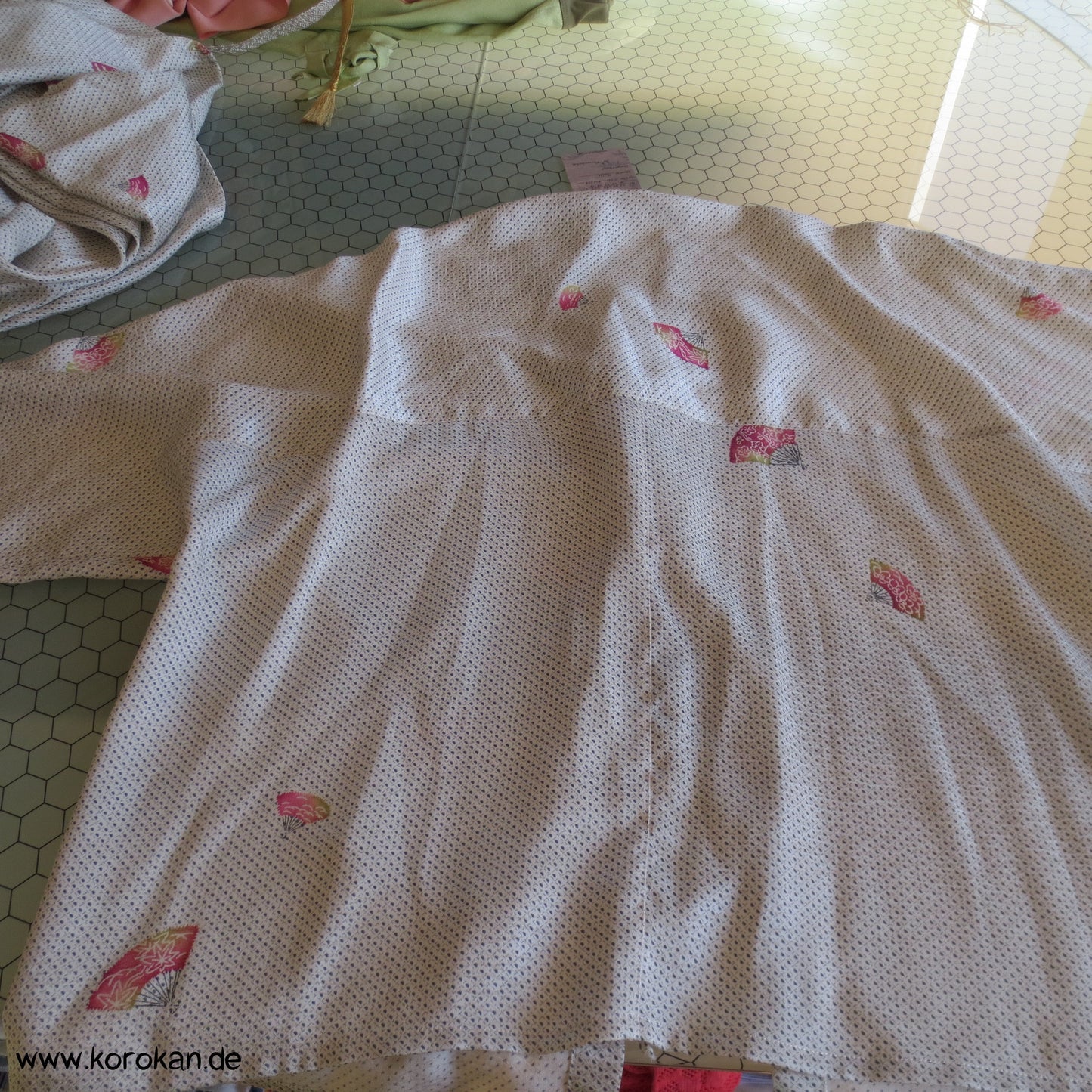 Kimono Seidendamast Bindeband Bluse mit kleinen Fächern über Kanoko Dots