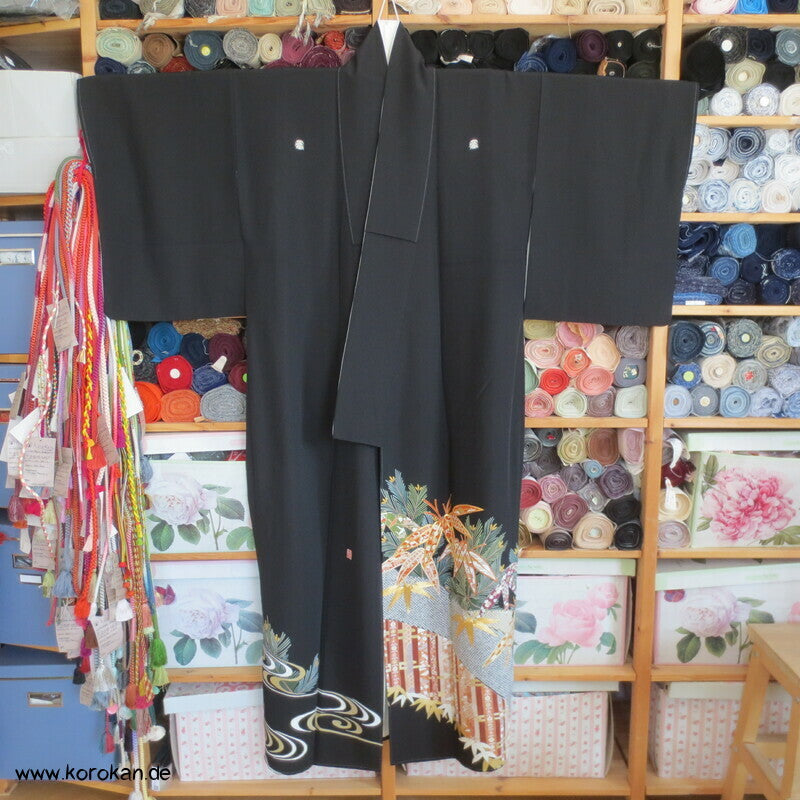 Bambus und junge Kiefern Seidencrepe Tomesode Kimono, goldbestickt