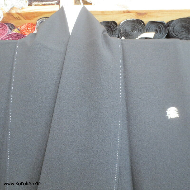 Bambus und junge Kiefern Seidencrepe Tomesode Kimono, goldbestickt
