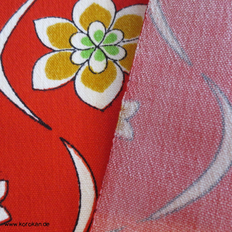 Wollmusselin Tatewaku mit Blüten auf rot - Juban oder Kimono Stoff