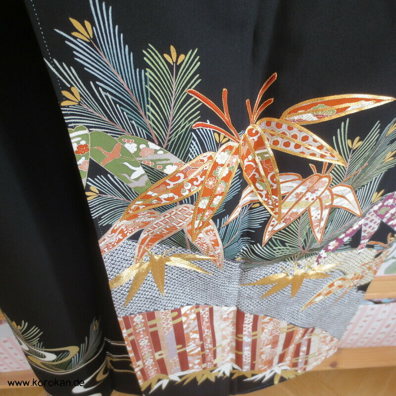Bambus und junge Kiefern Seidencrepe Tomesode Kimono, goldbestickt