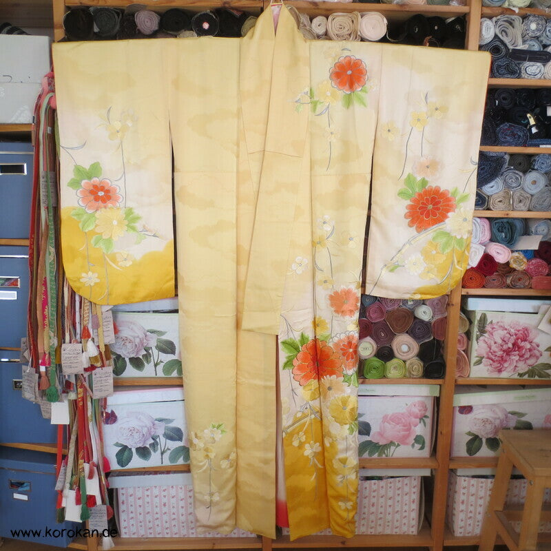 gelber Seidendamast Furisode Kimono bestickt mit großen Blüten