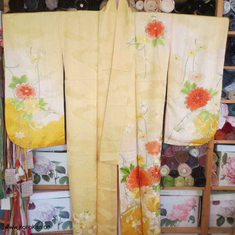 gelber Seidendamast Furisode Kimono bestickt mit großen Blüten