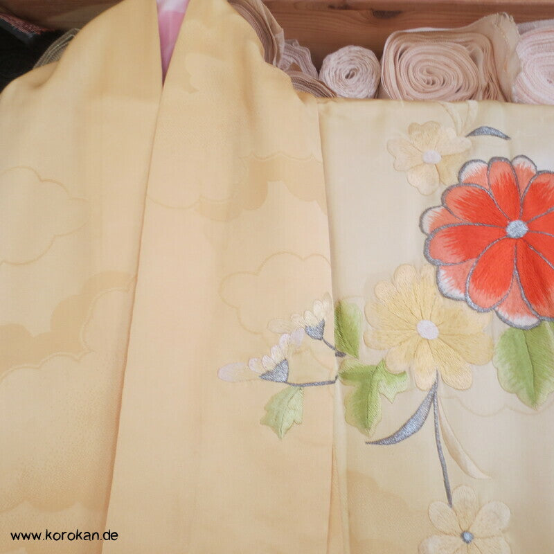 gelber Seidendamast Furisode Kimono bestickt mit großen Blüten