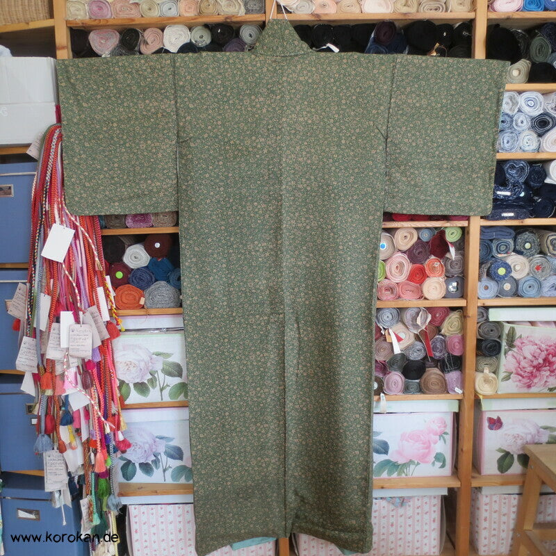 Mille Fleur auf grün Tsumugi Seiden Japan Kimono