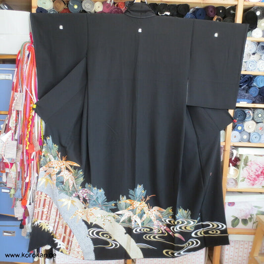 Bambus und junge Kiefern Seidencrepe Tomesode Kimono, goldbestickt