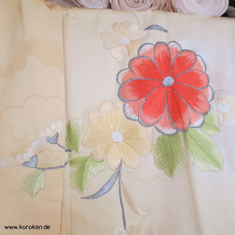 gelber Seidendamast Furisode Kimono bestickt mit großen Blüten
