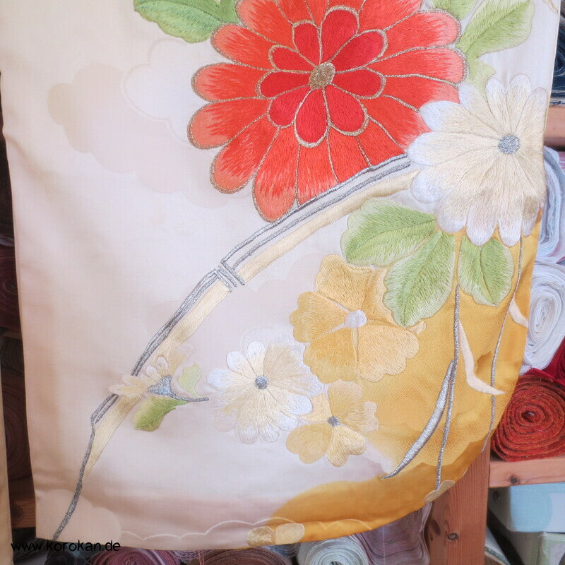 gelber Seidendamast Furisode Kimono bestickt mit großen Blüten