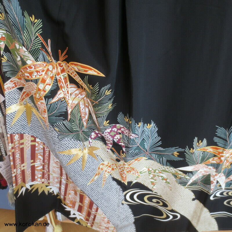 Bambus und junge Kiefern Seidencrepe Tomesode Kimono, goldbestickt