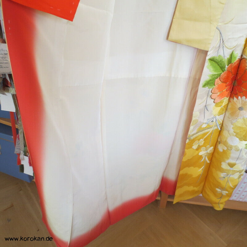 gelber Seidendamast Furisode Kimono bestickt mit großen Blüten