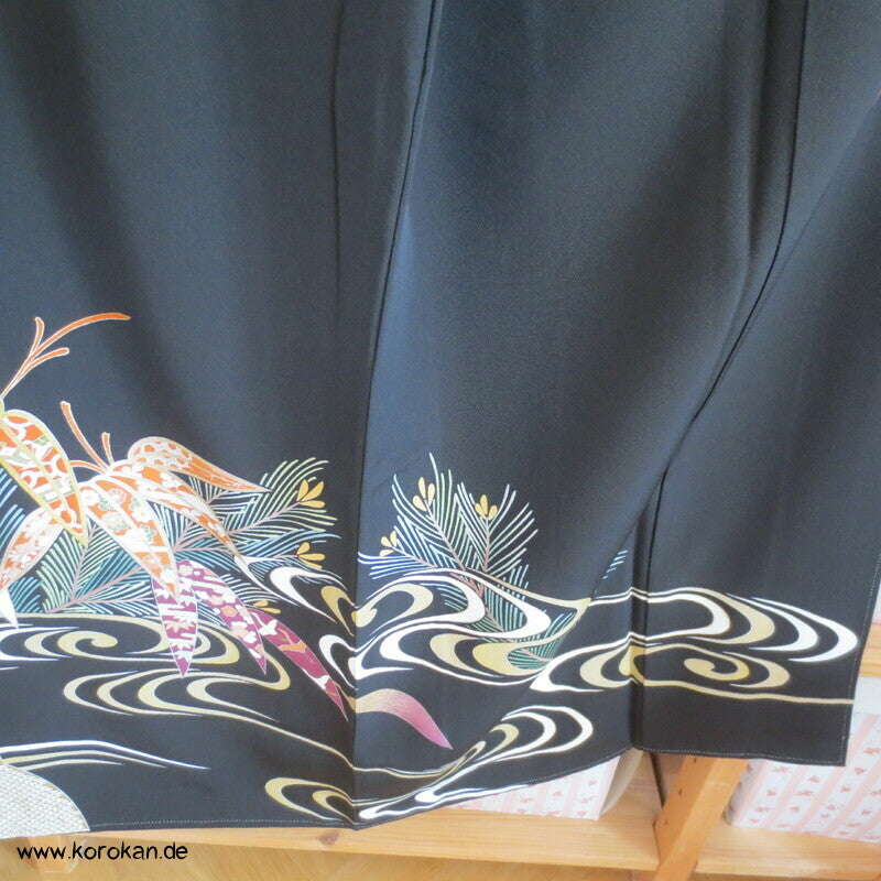 Bambus und junge Kiefern Seidencrepe Tomesode Kimono, goldbestickt