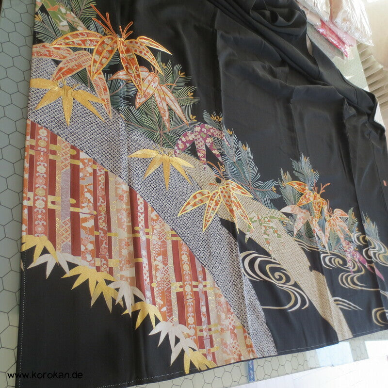 Bambus und junge Kiefern Seidencrepe Tomesode Kimono, goldbestickt