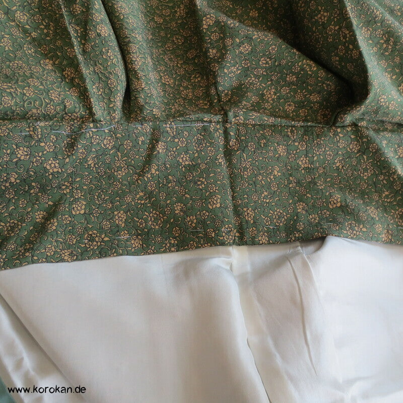 Mille Fleur auf grün Tsumugi Seiden Japan Kimono