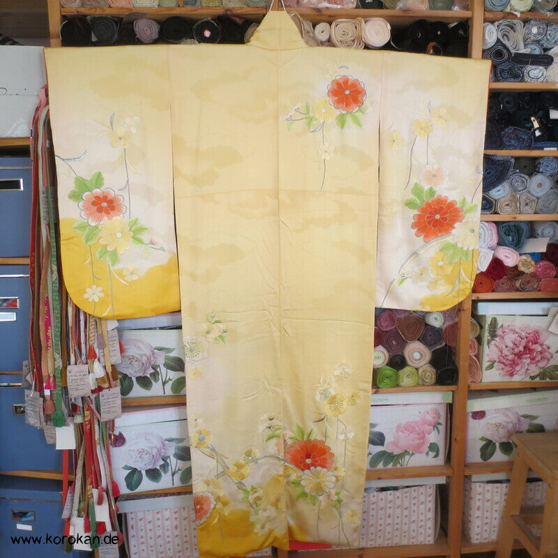 gelber Seidendamast Furisode Kimono bestickt mit großen Blüten