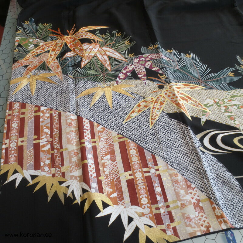 Bambus und junge Kiefern Seidencrepe Tomesode Kimono, goldbestickt
