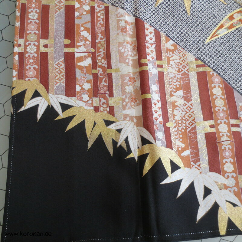 Bambus und junge Kiefern Seidencrepe Tomesode Kimono, goldbestickt