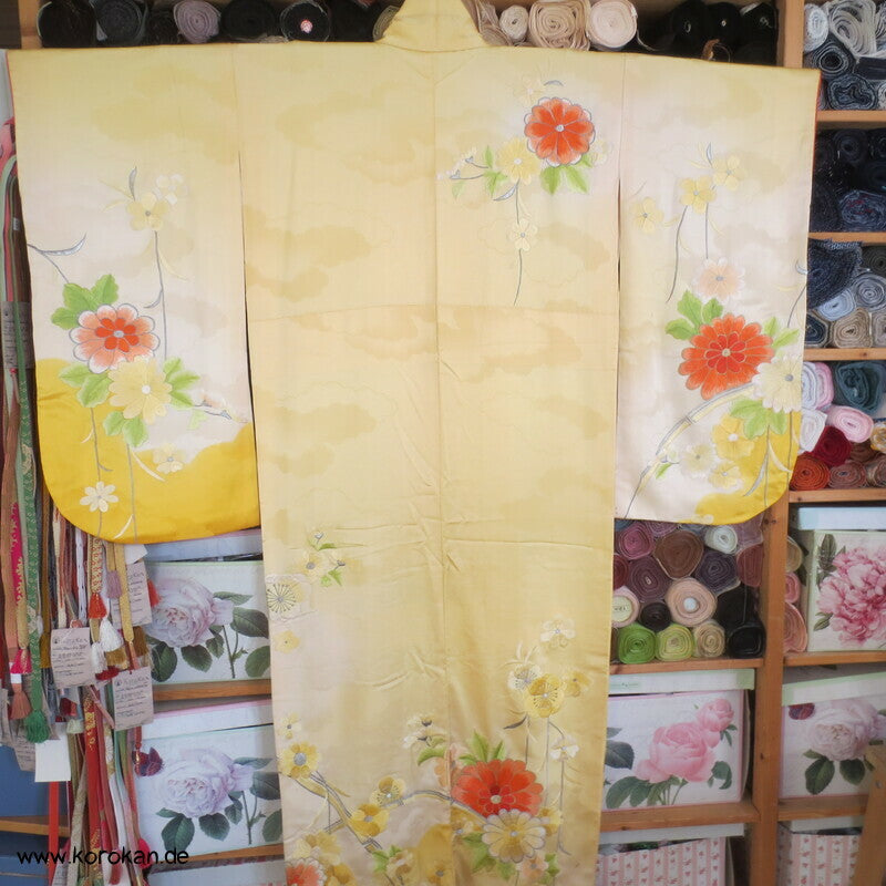 gelber Seidendamast Furisode Kimono bestickt mit großen Blüten