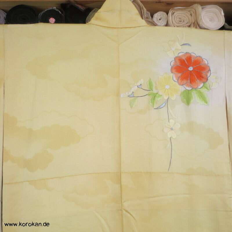 gelber Seidendamast Furisode Kimono bestickt mit großen Blüten
