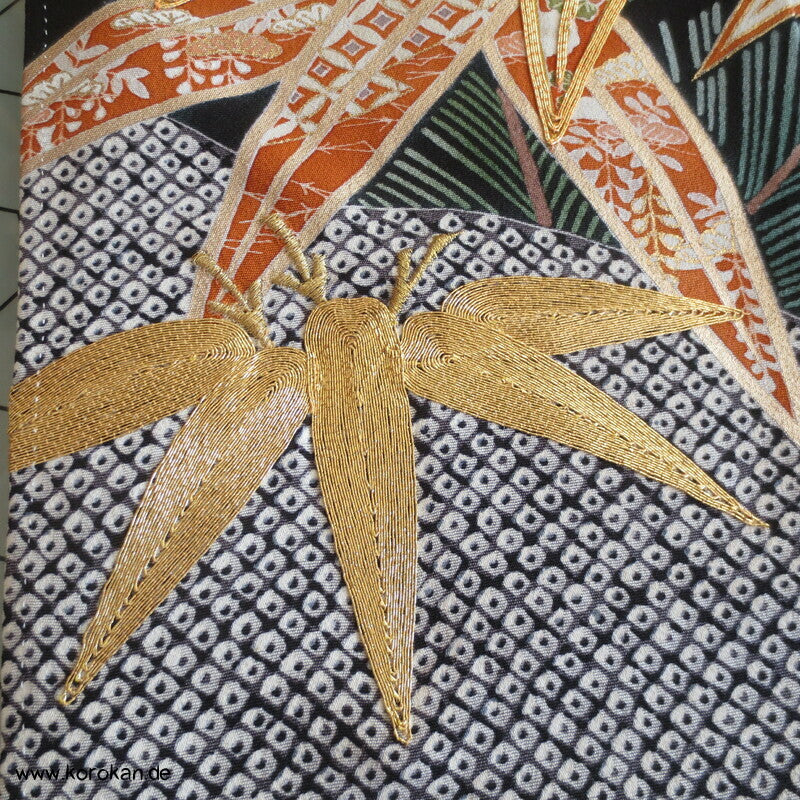 Bambus und junge Kiefern Seidencrepe Tomesode Kimono, goldbestickt