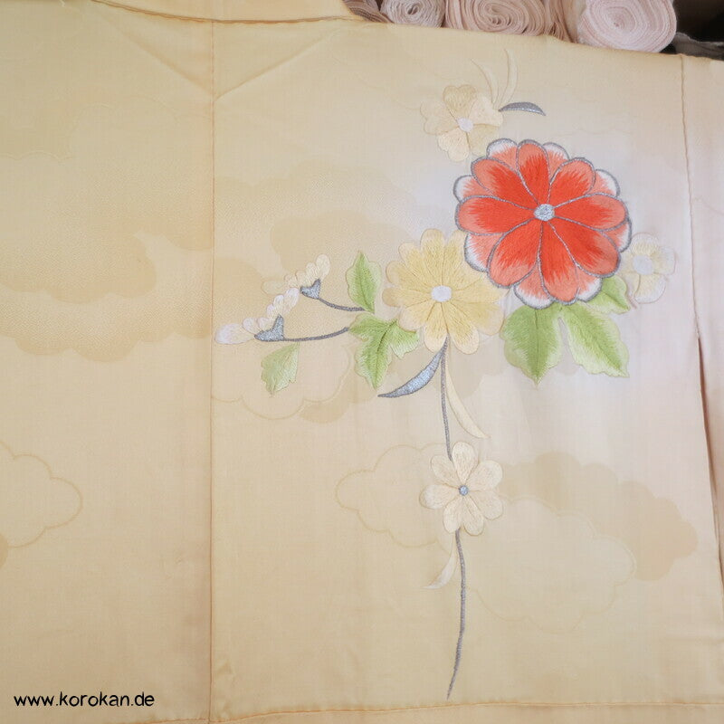 gelber Seidendamast Furisode Kimono bestickt mit großen Blüten