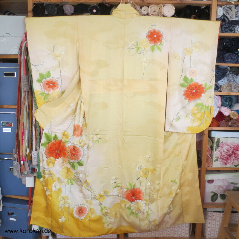 gelber Seidendamast Furisode Kimono bestickt mit großen Blüten