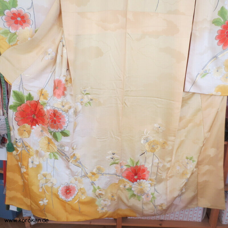 gelber Seidendamast Furisode Kimono bestickt mit großen Blüten