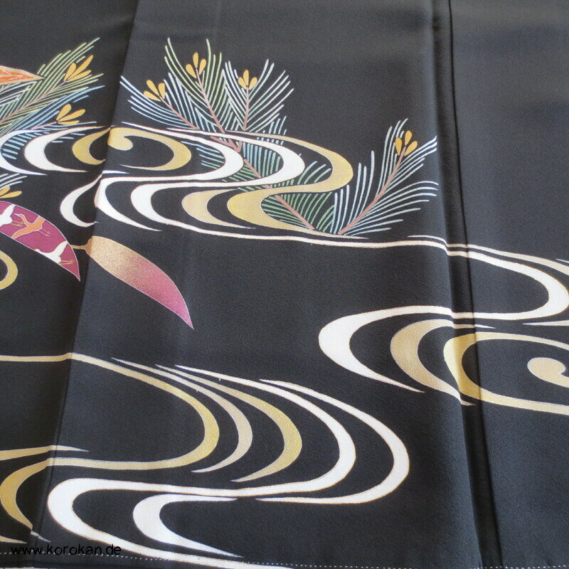 Bambus und junge Kiefern Seidencrepe Tomesode Kimono, goldbestickt