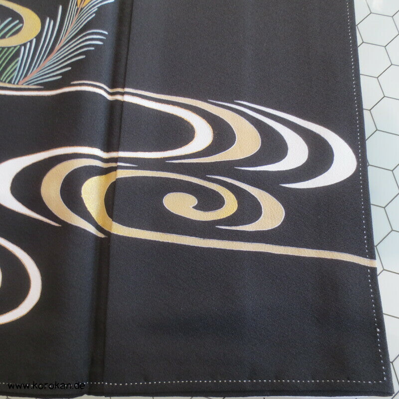 Bambus und junge Kiefern Seidencrepe Tomesode Kimono, goldbestickt