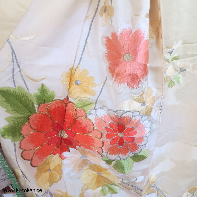 gelber Seidendamast Furisode Kimono bestickt mit großen Blüten