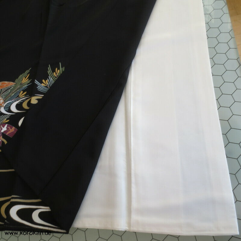 Bambus und junge Kiefern Seidencrepe Tomesode Kimono, goldbestickt