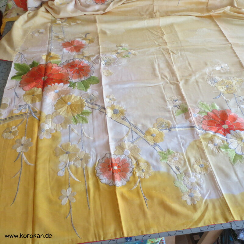 gelber Seidendamast Furisode Kimono bestickt mit großen Blüten