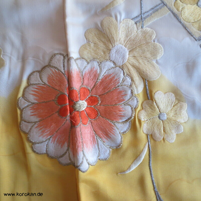 gelber Seidendamast Furisode Kimono bestickt mit großen Blüten