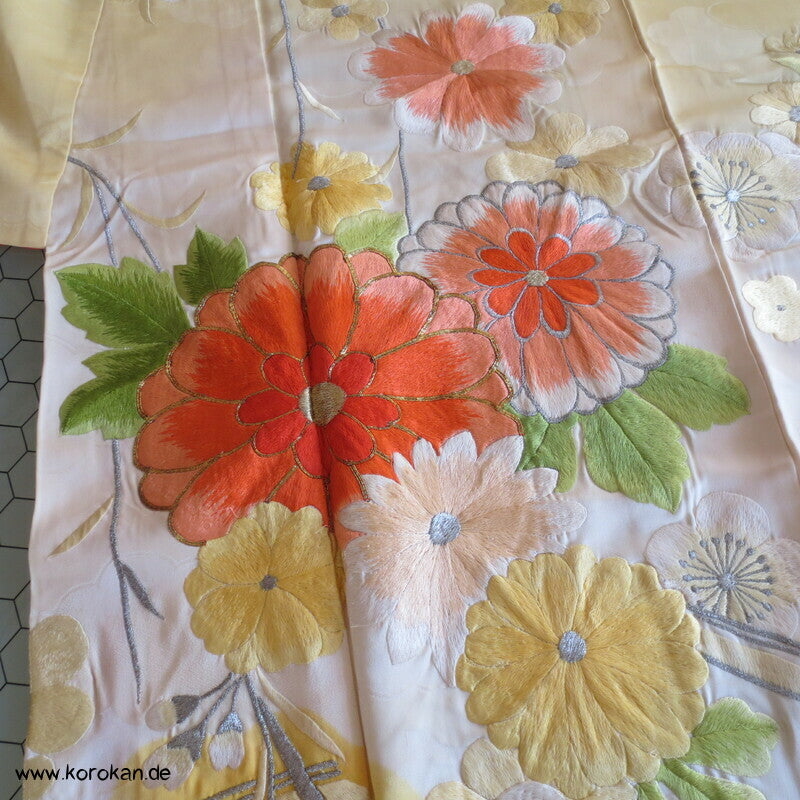 gelber Seidendamast Furisode Kimono bestickt mit großen Blüten