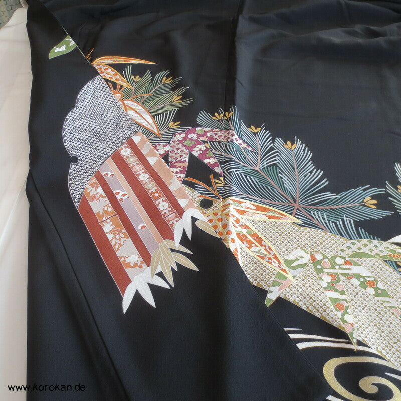 Bambus und junge Kiefern Seidencrepe Tomesode Kimono, goldbestickt