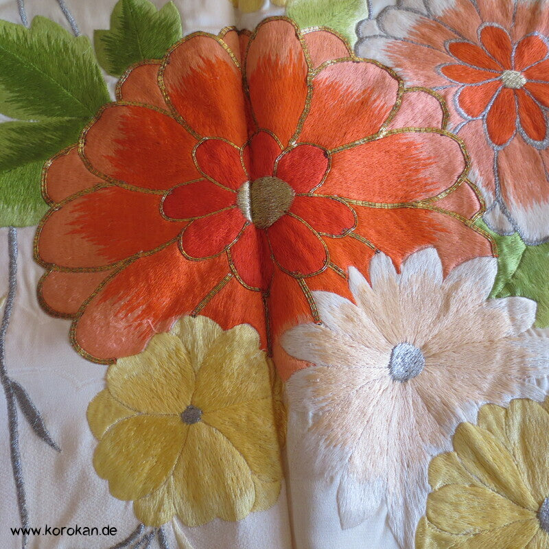 gelber Seidendamast Furisode Kimono bestickt mit großen Blüten