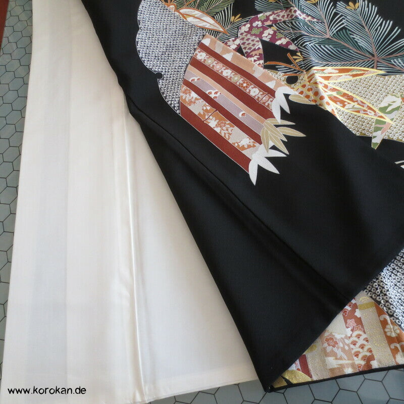 Bambus und junge Kiefern Seidencrepe Tomesode Kimono, goldbestickt
