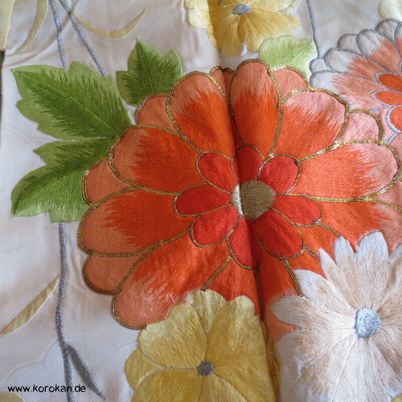 gelber Seidendamast Furisode Kimono bestickt mit großen Blüten