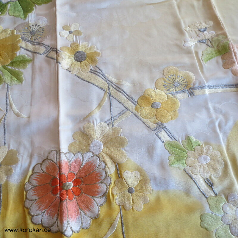 gelber Seidendamast Furisode Kimono bestickt mit großen Blüten