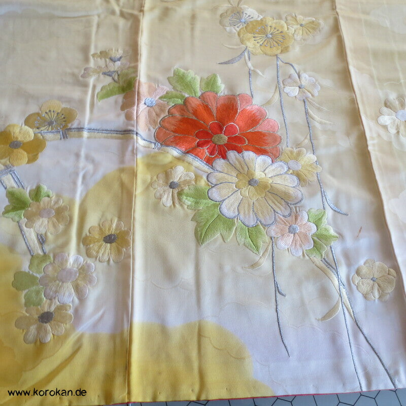 gelber Seidendamast Furisode Kimono bestickt mit großen Blüten