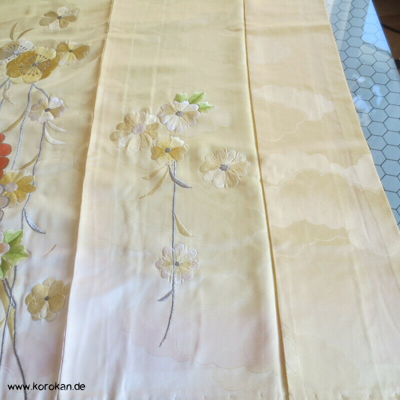 gelber Seidendamast Furisode Kimono bestickt mit großen Blüten