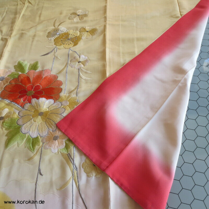 gelber Seidendamast Furisode Kimono bestickt mit großen Blüten