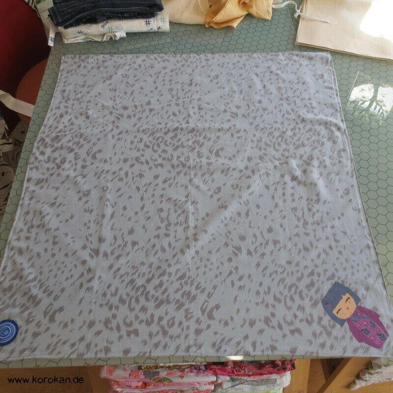Furoshiki / Karree mit feinem Leoprint und Kokeshi Puppe