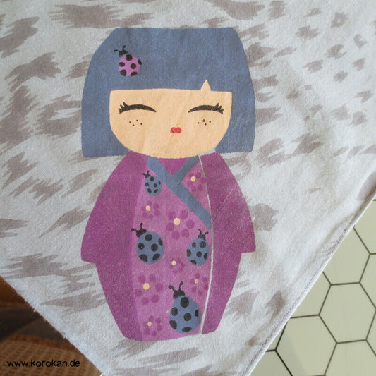 Furoshiki / Karree mit feinem Leoprint und Kokeshi Puppe