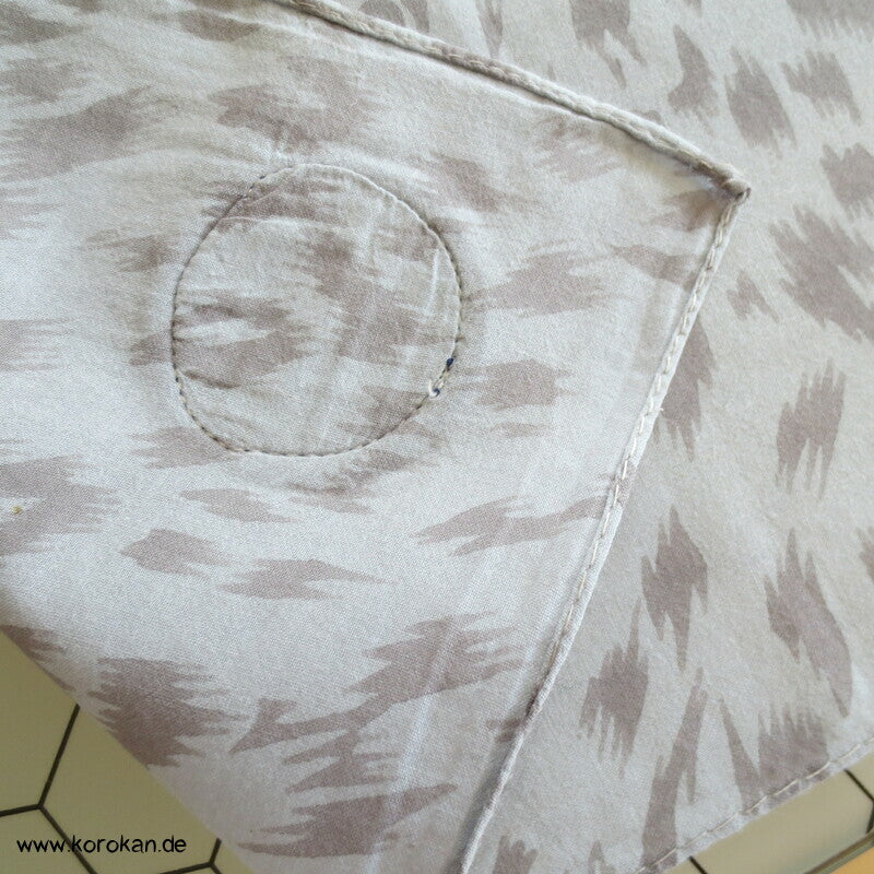 Furoshiki / Karree mit feinem Leoprint und Kokeshi Puppe