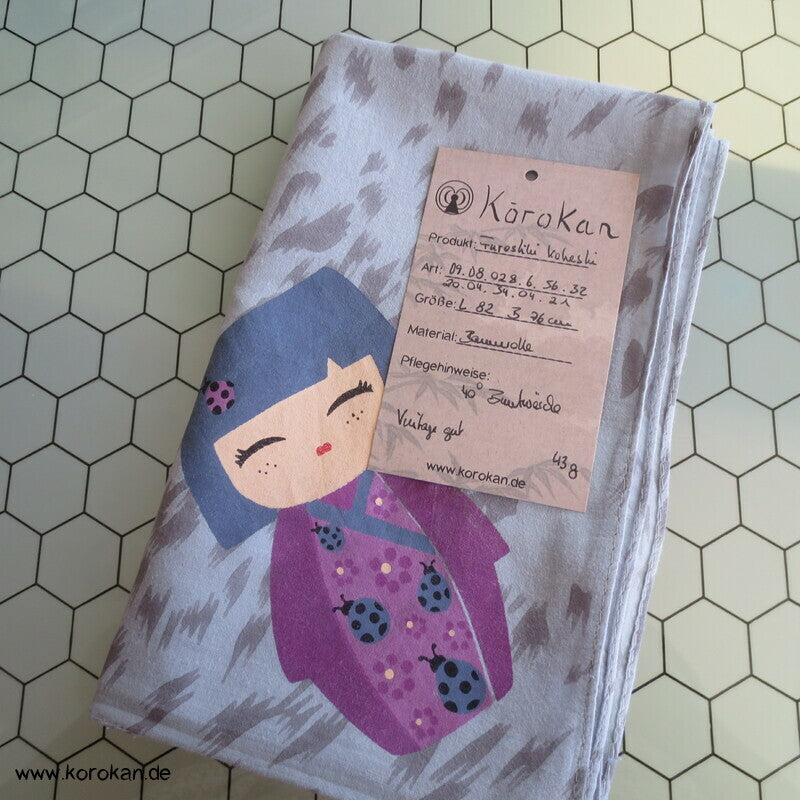 Furoshiki / Karree mit feinem Leoprint und Kokeshi Puppe