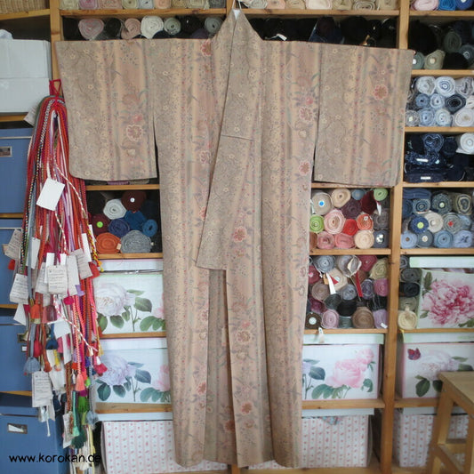 pastellbeige Musterstreifen mit Gold Seidencrepe Komon Kimono
