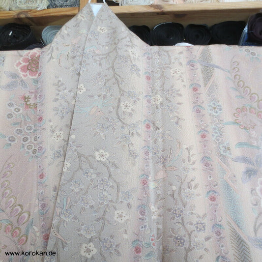 pastellbeige Musterstreifen mit Gold Seidencrepe Komon Kimono