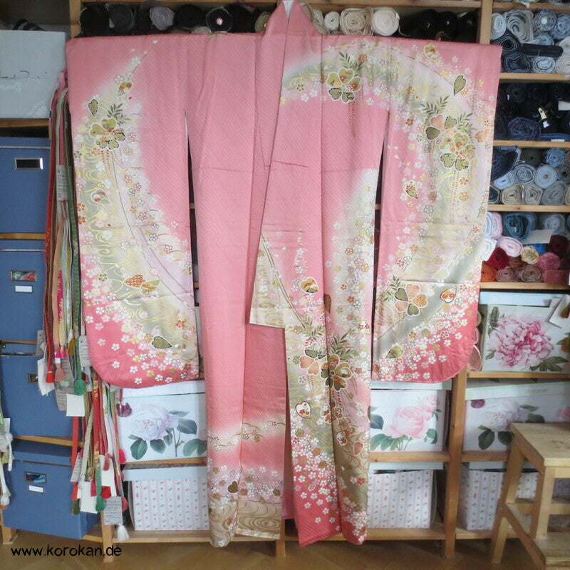 großer Blütenschwung auf rosa Damast Seide Furisode Kimono