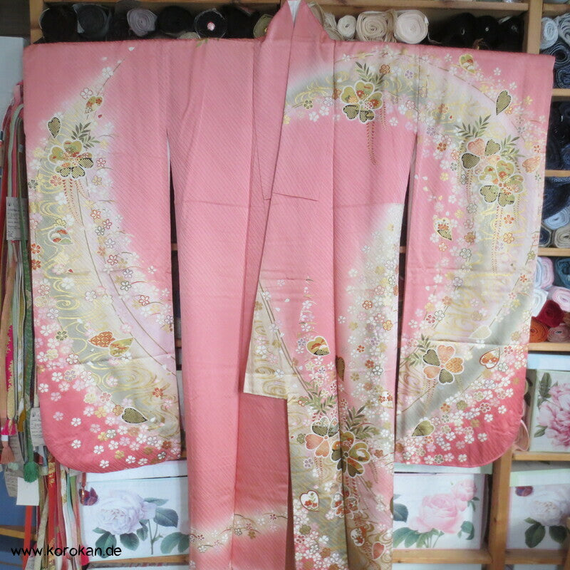 großer Blütenschwung auf rosa Damast Seide Furisode Kimono